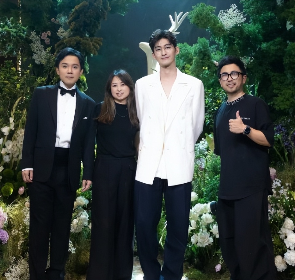 40岁张翰当伴郎照片曝光,瘦下来的他,真的不油了!