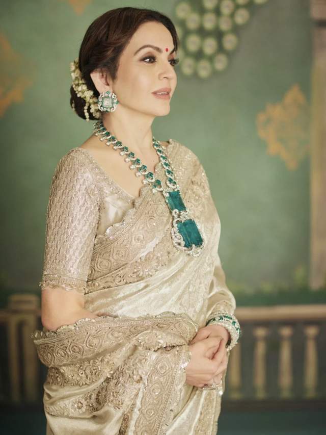 众所周知,61岁的妮塔是顶级珠宝爱好者,印度首富老安巴尼对妻子也是