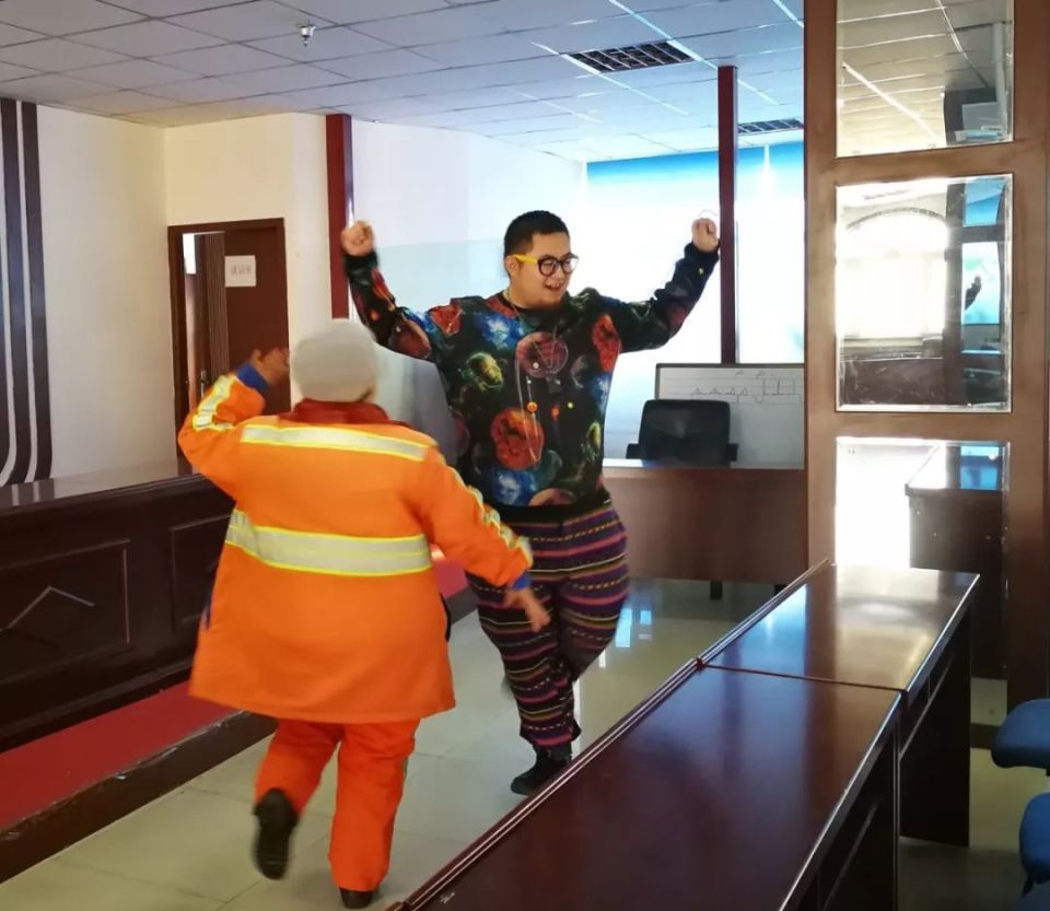 他想唱的不止《扎巴依的春天》,还有新疆人的生活_腾讯新闻