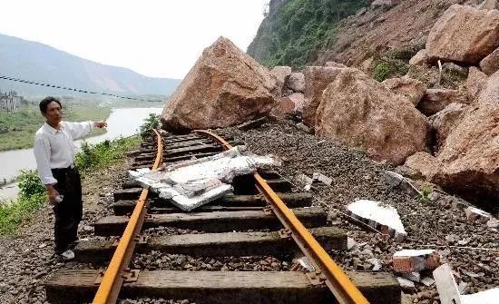 在汶川地震中被崩塌山体砸毁的一处铁路线2,达成铁路公司的防洪检查