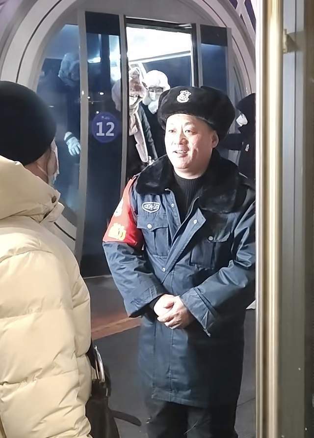 赵本山弟子宋晓峰哈尔滨当保安,卖力维持秩序,向游客敬礼太熟练_腾讯