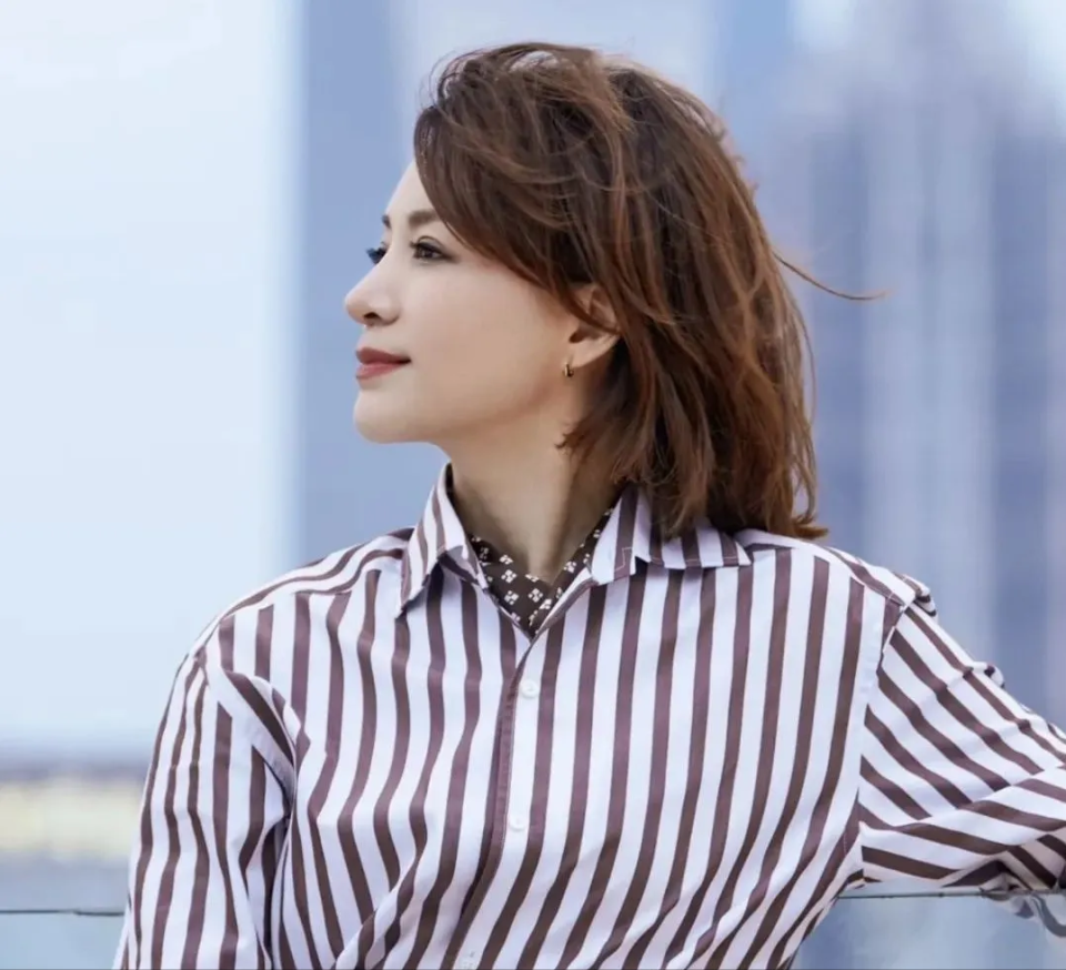 消失4年,51岁董卿婚变后晒美照,穿搭时髦洗心革面,单身更自由