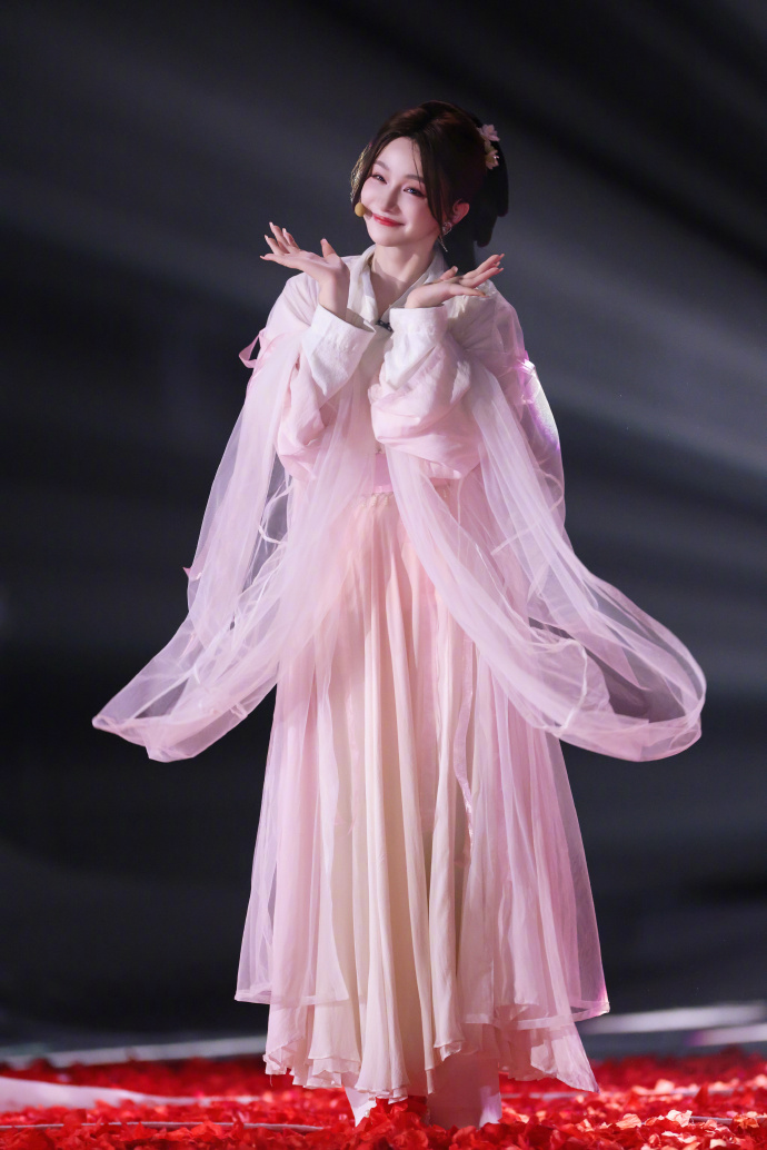 miss浪姐又登顶热搜了!高情商征服观众:她是真正乘风破浪的姐姐