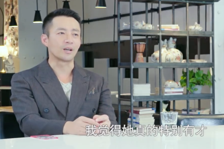 当时大s和汪小菲还非常激动,对刘欢演唱时的视频进行转发,汪小菲一直