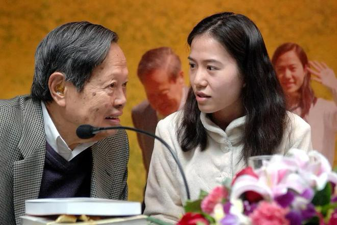 杨振宁为翁帆庆生,女方青衣扮相俏丽十足,"忘年恋"羡煞旁人!