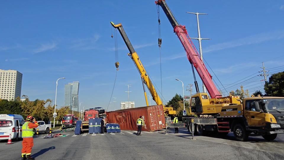 苏州一大货车侧翻压扁小轿车车内两人死里逃生消防皮外伤都没有