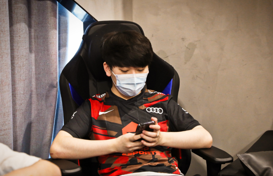 t1零封dk后faker放话:会夺冠,卡萨无缘msi,解说鼓鼓晒美照_腾讯新闻