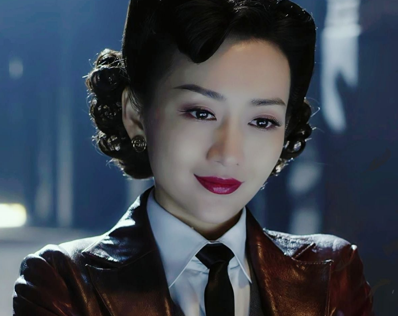 而这部剧里的宋轶也带给观众不小的惊喜,她饰演的于曼丽的旗袍造型