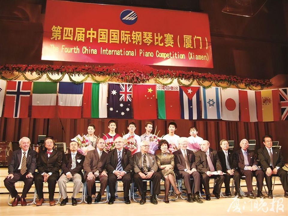 第四届中国国际钢琴比赛前六名获得者与评委合影.