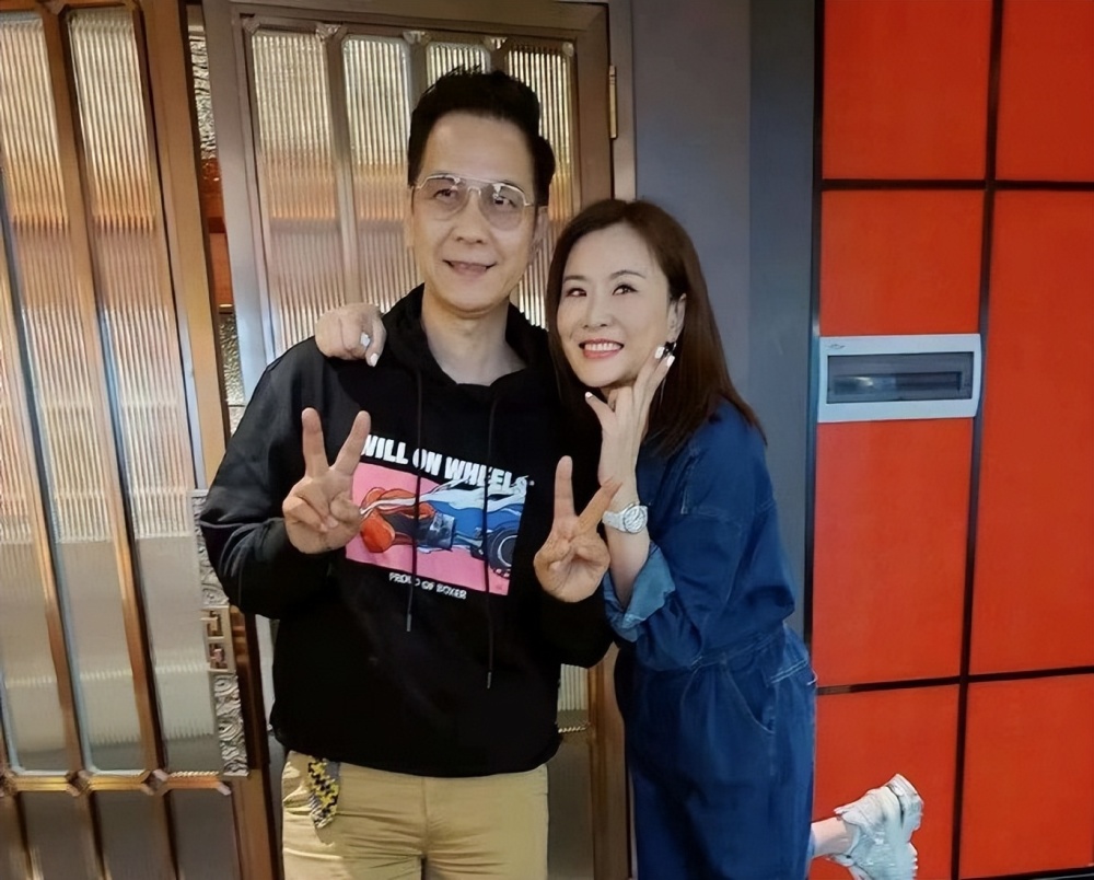 58岁陈启泰带妻子回内地,与张文慈聚会心情好,婚后无子女仍恩爱_腾讯