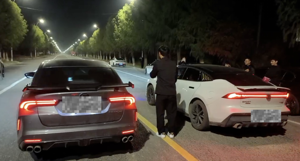 不要命了上海奉贤多人竞速飙车时速100kmh引擎盖上还趴着人