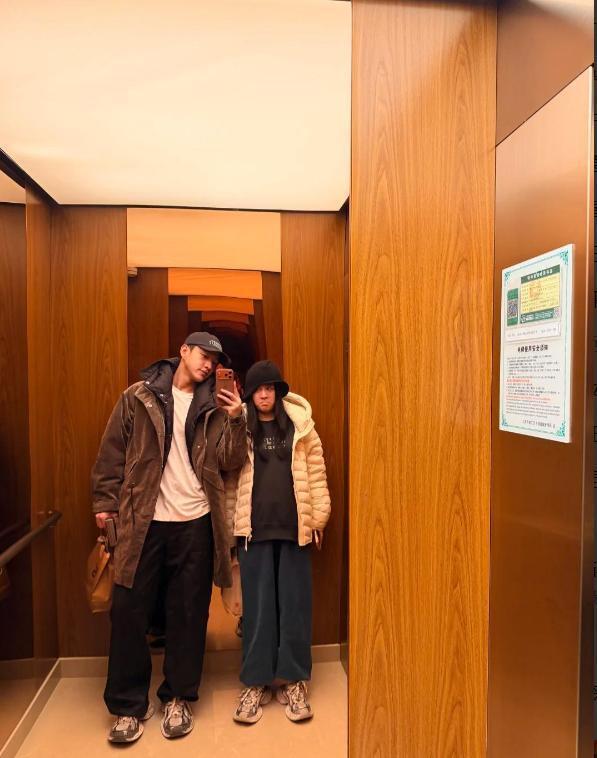 李嘉格一家近况曝光！清迈度假，她偷拍25岁男友泡澡，太甜蜜了_腾讯新闻