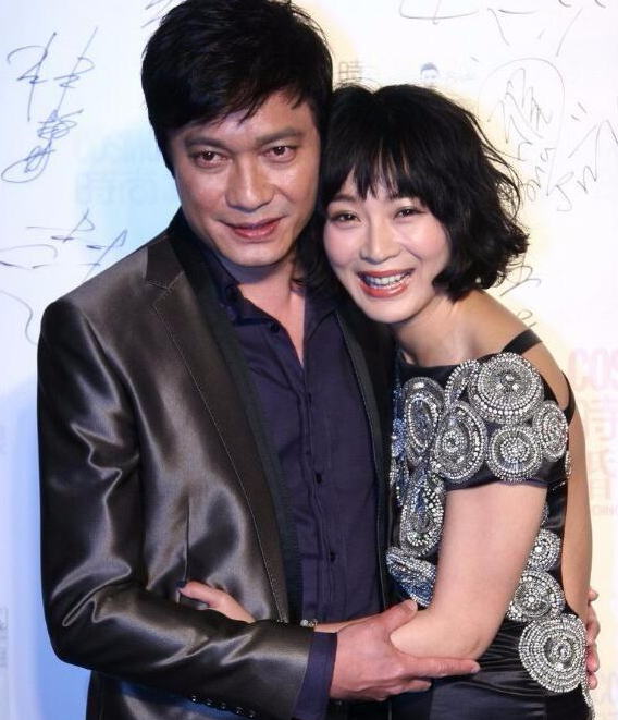 罗嘉良否认患癌晚期快要死了,晒自拍证身体健康,和苏岩幸福美满_腾讯