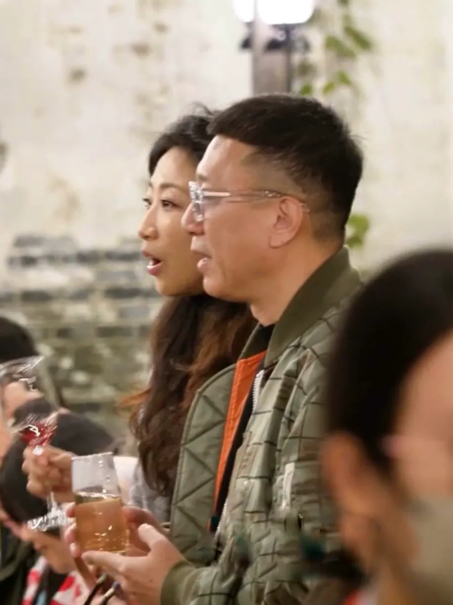 孙红雷携娇妻现身长桌宴，40岁王骏迪颜值在线，两人很有夫妻相_腾讯新闻