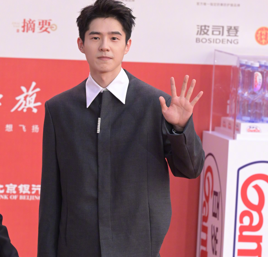 高圆圆造型太惊喜,胡歌穿搭依旧显帅气