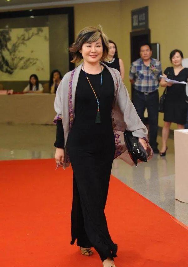 丛珊王馥荔合影两次输两次一个74还风韵犹存一个61却白发苍苍