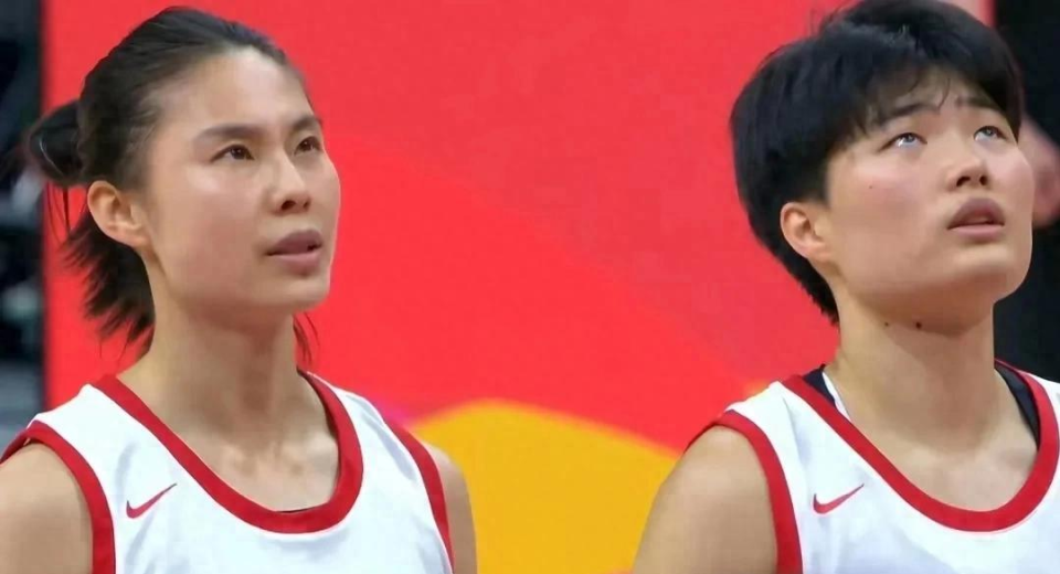 中国女篮完败背后：3人表现亮眼，4人失常，两大核心集体低迷