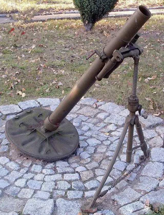 m1型81毫米迫击炮在30年代期间装备美军,全炮由方形坐板,支架和炮管三