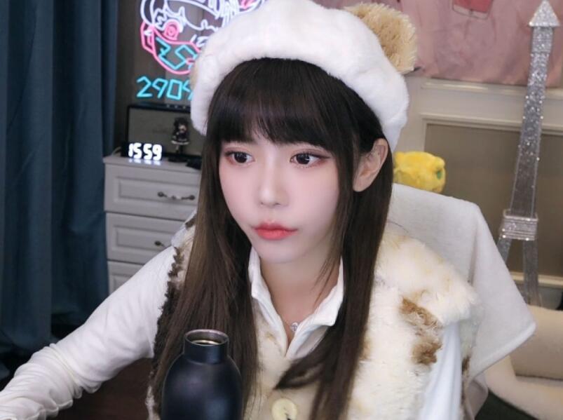 周淑怡正在学习量子力学称是自己的兴趣被吐槽中专妹装模作样