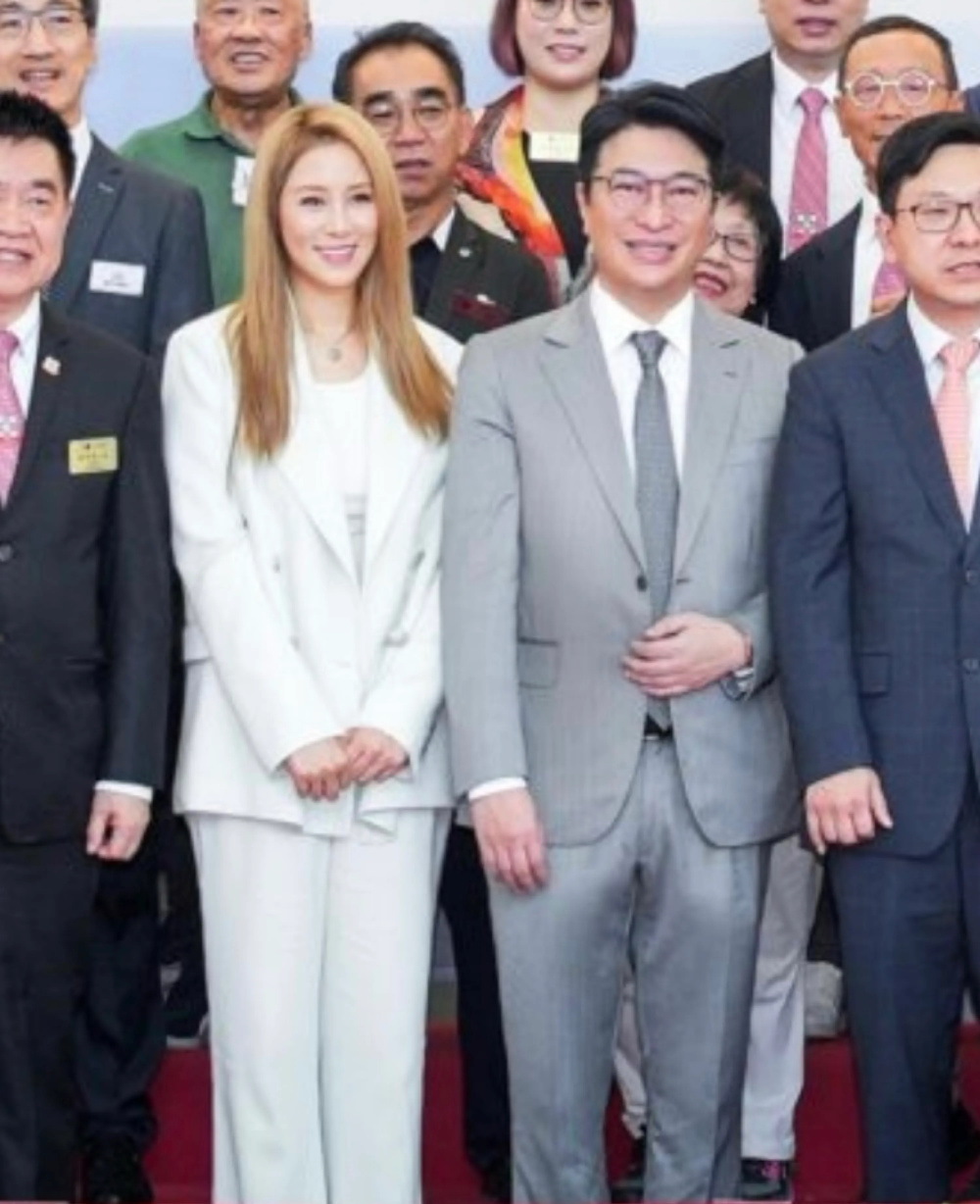 40岁徐子淇近照曝光,陪李家诚出席捐地动土仪式,两人很有夫妻相_腾讯