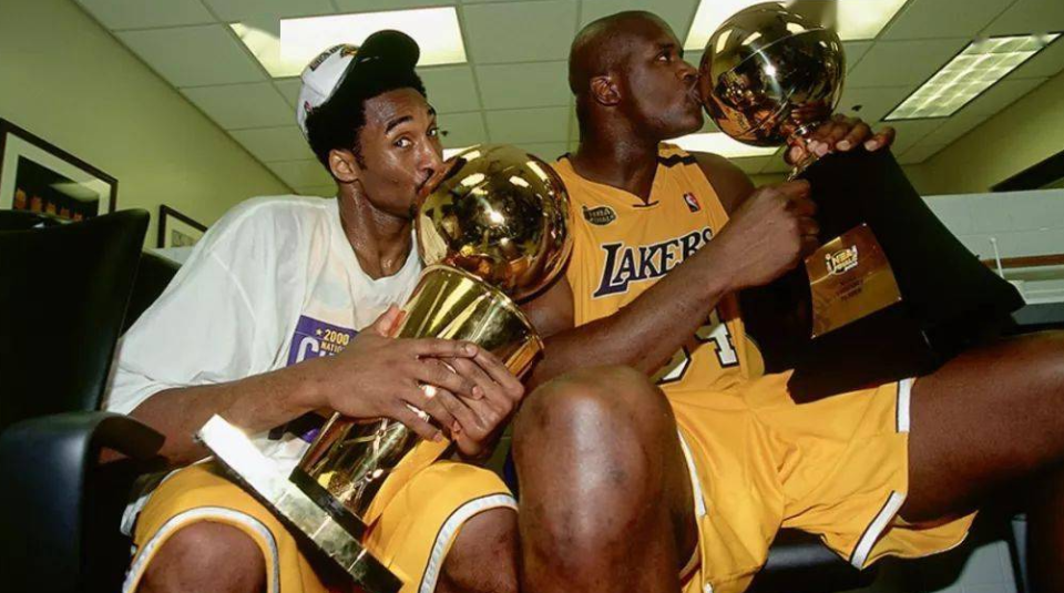 2003年三连冠湖人为何输给马刺,科比32.3分,奥尼尔,邓肯表现如何