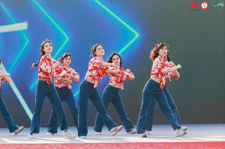 宁波"一人一艺杯"广场舞展演举行