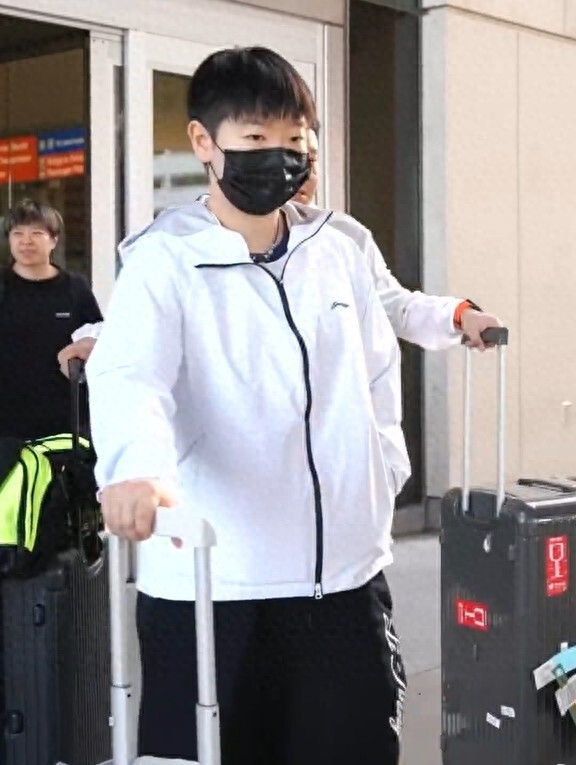 国乒平安抵达！孙颖莎林诗栋参与抽签，中日重组女双组合备受期待