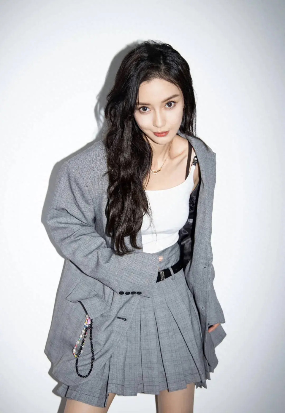 输了游戏就黑脸,还让新疆女艺人蹲下来给她擦鞋_腾讯新闻