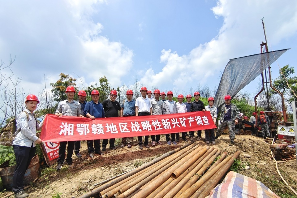 会后,双方赴通城县江家垄矿区,岳阳市詹桥镇摇头山矿区启动项目开工
