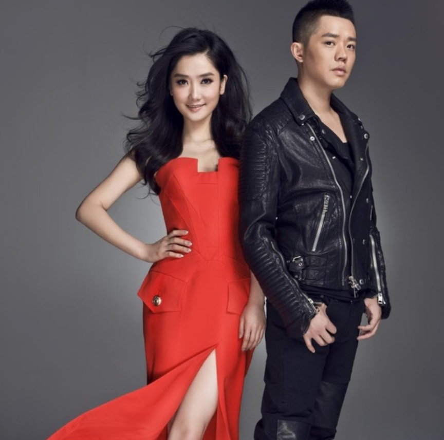 凤凰传奇"另类时尚"考古,早年mv造型放送!曾毅光头穿_