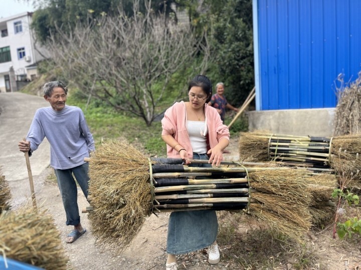 考虑老人们行动不便,小徐就自己开着车上门收贷,好在有村书记的大力