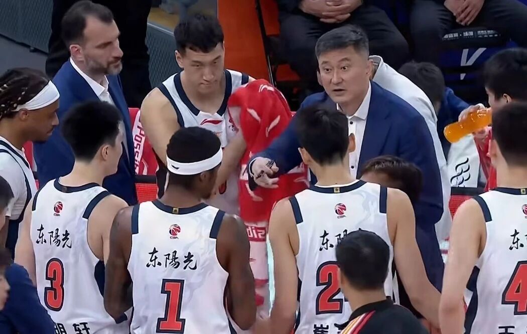 CCTV5+直播，廣東男籃對陣衛冕冠軍，後場優勢明顯，杜鋒帶隊衝擊三連勝