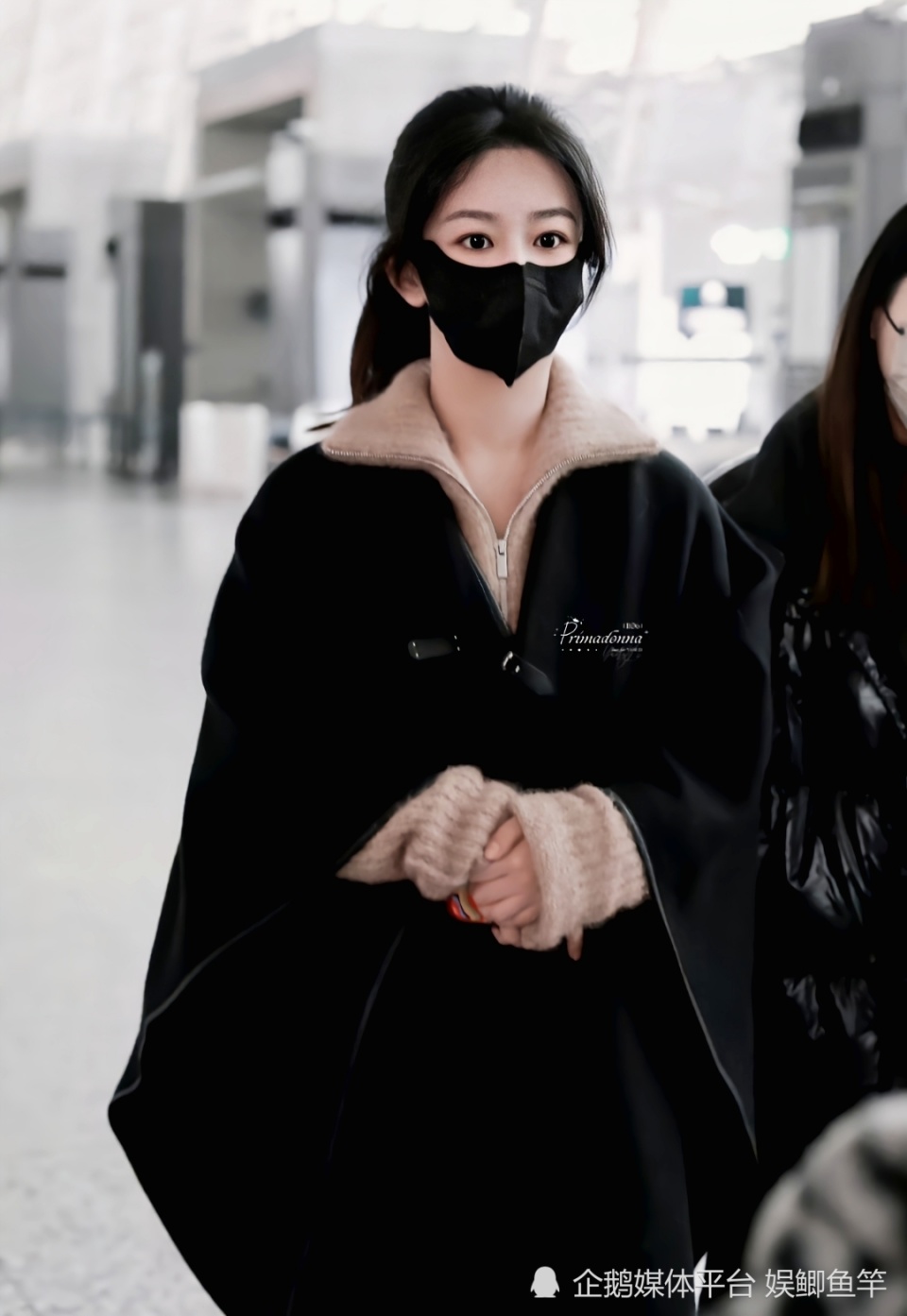 当红人气小花杨紫,最新机场饭拍照,虽然戴着口罩,但依旧遮挡不住小紫