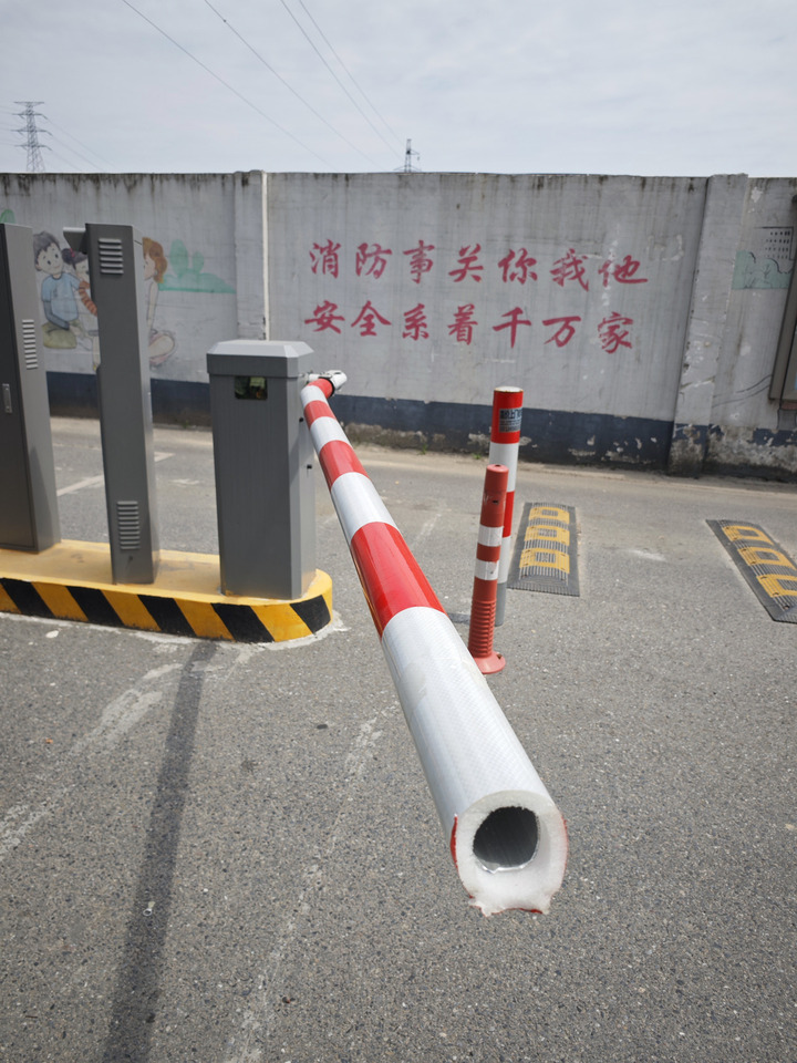 萧山一村庄在村口安装道闸收费,租户:进村停车要钱,租车位还要再付钱