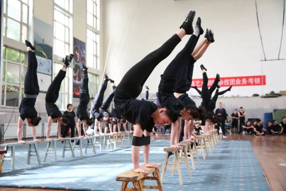 杂技演员的台前幕后