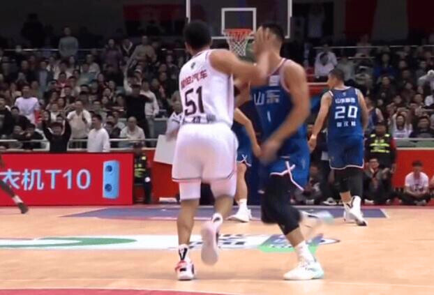 沃特斯累积6次违体犯规,这样的脏外援,广东队为何要留?_腾讯新闻