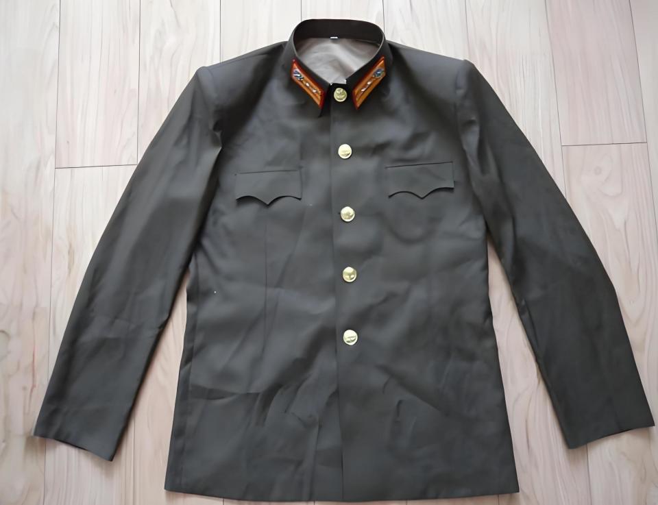 这款军服很有朝鲜特色,讲究的就是一个朴实,而且并没有像其他国家军服