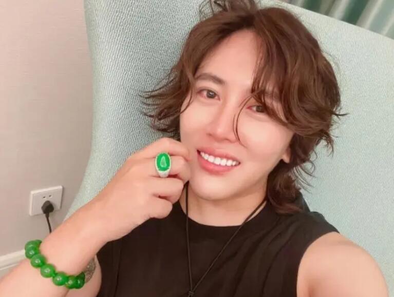 王红权星封杀后露面,衣着朴素,回归平静后心情低落