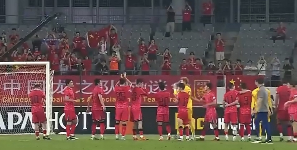 足坛一夜动态：韩国鞠躬感谢中国球迷！谢文能中暑呕吐 巴萨续约门神