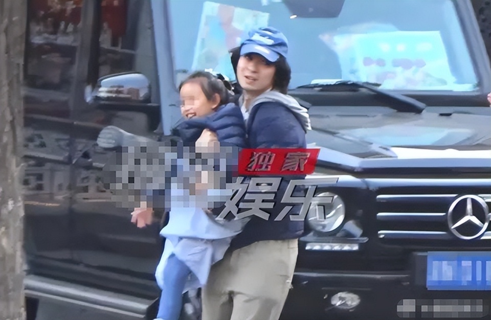 董子健开大g送女儿上课,街头宠溺抱大福转圈圈,爱女背影似孙怡_腾讯