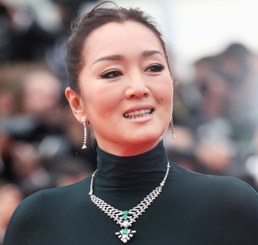 巩俐牙缝抢镜,关晓彤没抗住高清镜头