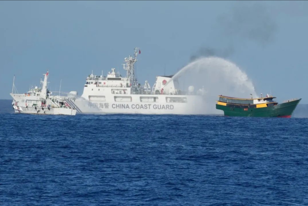 我方水炮击穿菲舰窗户,菲律宾司令被玻璃碎片划伤_腾讯新闻