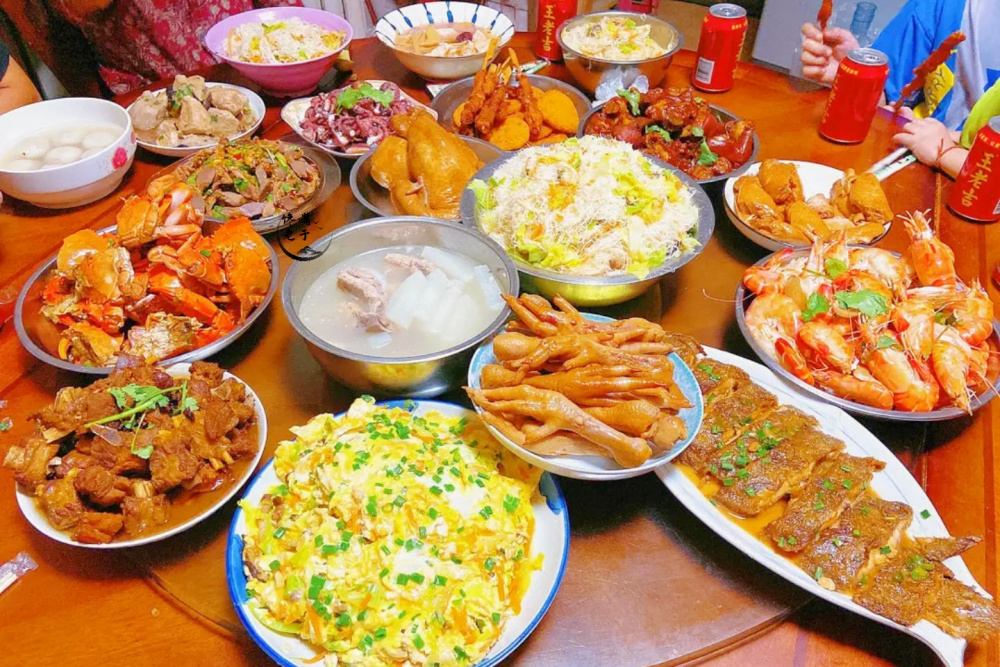 朋友圈晒的8桌中秋家宴,家家温馨有亮点,最后一桌真实又心酸-腾讯新闻