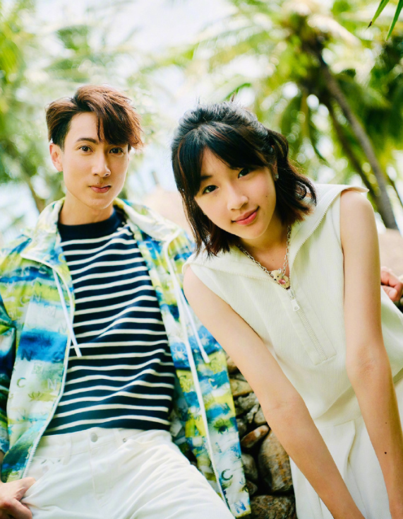 吴尊举家出游林丽莹素颜稚嫩比女儿还显小neinei膝盖淤青明显