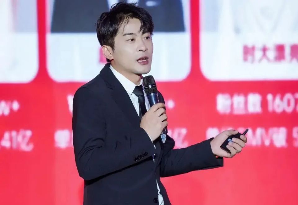 主播辛巴怒斥快手平台账号被封,是内斗还是在演剧本?