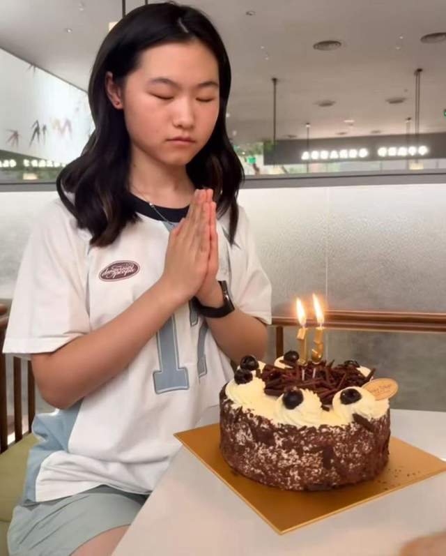 岳云鹏大女儿庆15岁生日 脸盘没爸那么大 纯朴可爱