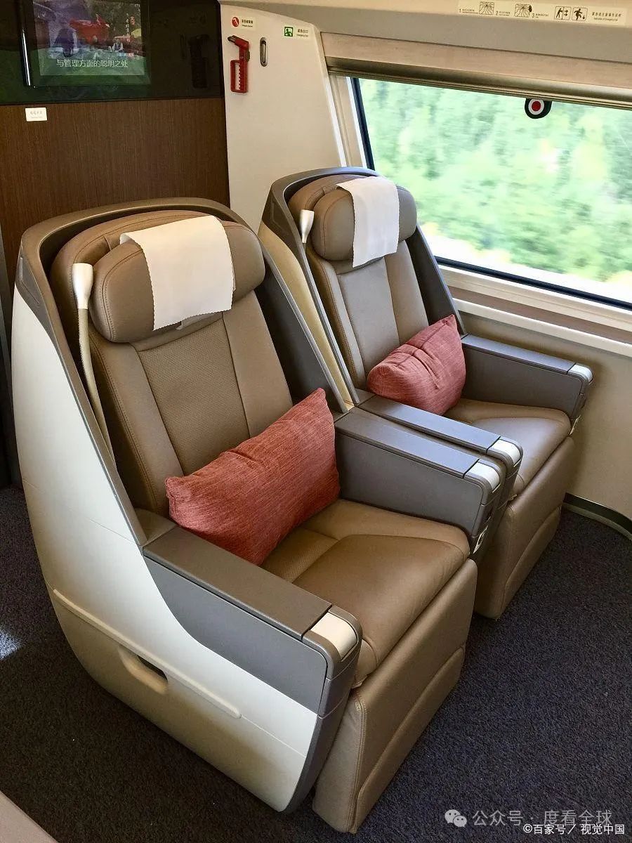 一等座呢,每排有4个座位,是a,c,d,f.