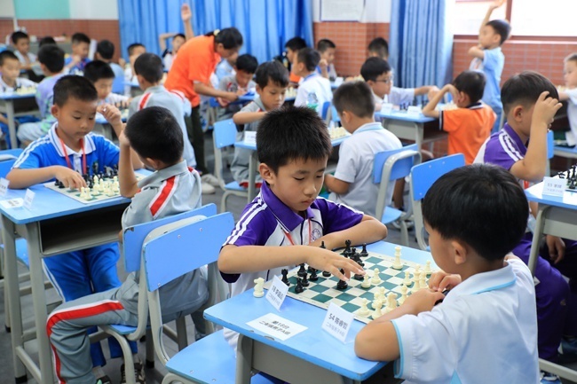 儋州市第十三届中小学幼儿园国际象棋联赛开赛（ 配图）