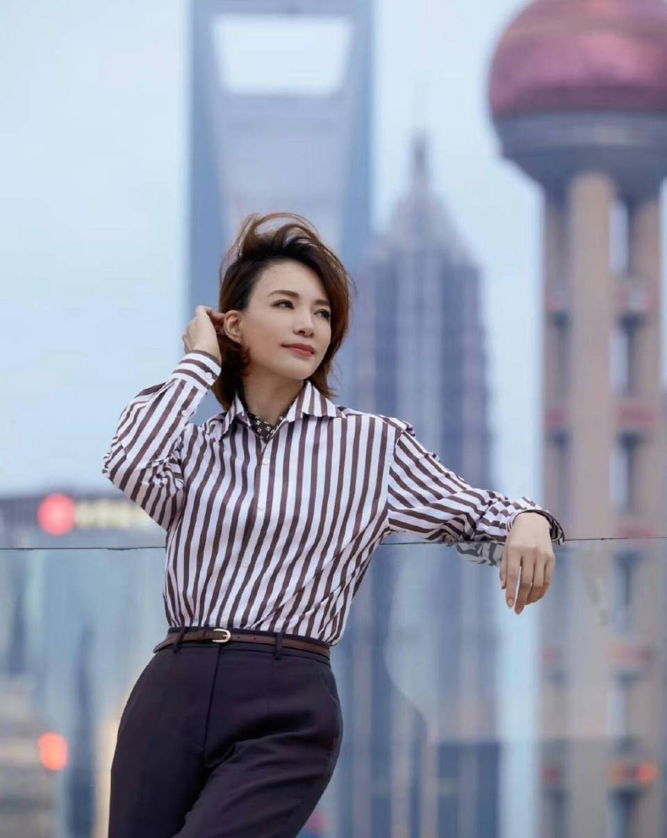 消失近三年后,50岁董卿登顶热搜,一句"她自由了"网友不淡定了