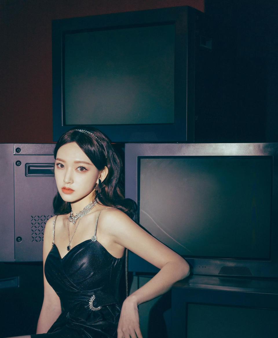 程潇这身"夜港风"太绝了!黑皮裙 长靴,甜辣御姐直接抄